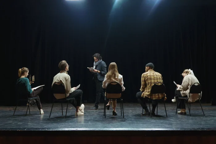 actors-practicing-on-stage
